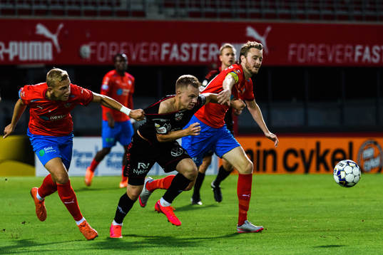 Kalmars Isak Jansson i en kamp mot Helsingborgs Jakob