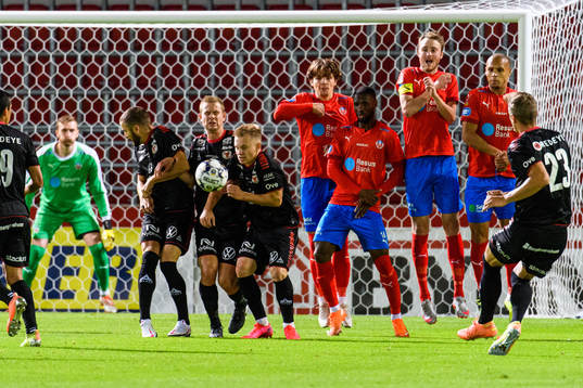 Kalmars Viktor Elm lägger en frispark