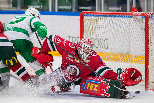 Rögles Leon Bristedt  med en målchans mot Frölundas