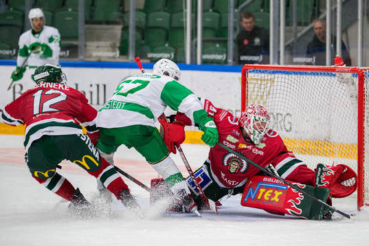Rögles Leon Bristedt  med en målchans mot Frölundas Max