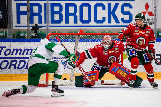 Rögles Adam Tambellini gör 2-2 bakom Frölundas målvakt