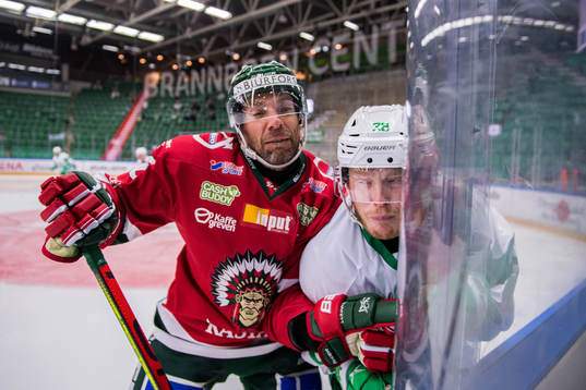 Frölundas Joel Lundqvist tacklar Rögles Erik Andersson