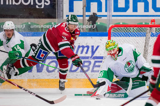 Frölundas Max Friberg oroar mot Rögles målvakt