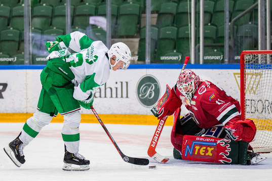 Rögles Olli Palola lägger en straff mot Frölundas