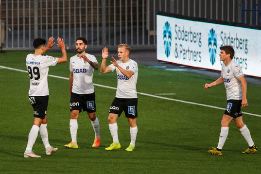 Örebros David Seger jublar med lagkamrater
