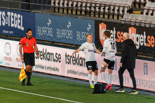 Örebros David Seger jublar med Martin Broberg