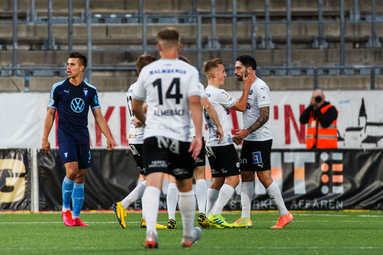 Örebros David Seger jublar med Nahir Besara