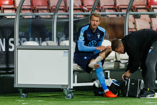 Malmö FFs Ola Toivonen får sin fot lindad