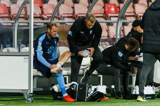 Malmö FFs Ola Toivonen får sin fot lindad