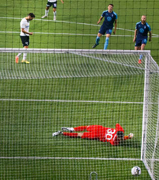 Örebros Nahir Besara gör 3-1 på straff på Malmö FFs
