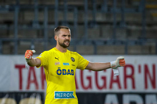 Örebros målvakt Oscar Jansson jublar