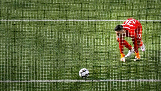 Malmö FFs målvakt Marko Johansson ser bollen rulla in vid