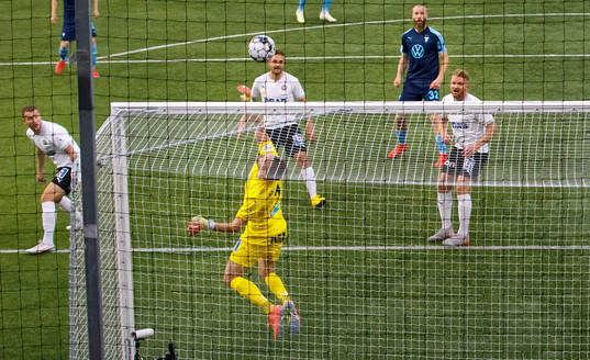 Örebros målvakt Oscar Jansson räddat ett skott