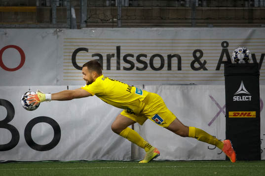 Örebros målvakt Oscar Jansson räddar ett skott