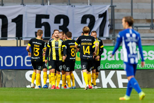 Hammarbys Aron Johansson jublar med Muamer Tankovic mfl