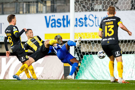 IFK Göteborgs Christian Kouakou gör 1-1 som senare döms