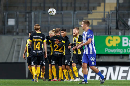 Hammarbys Muamer Tankovic jublar med lagkamrater