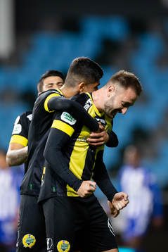 Hammarbys Muamer Tankovic jublar med lagkamrater