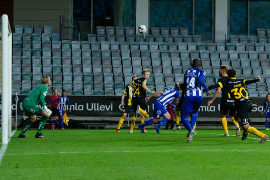 IFK Göteborgs Christian Kouakou tar en löpning och gör