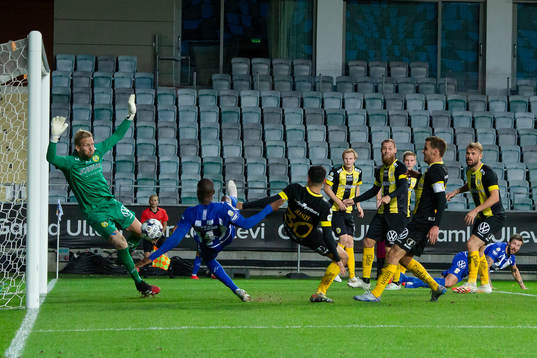 IFK Göteborgs Christian Kouakou tar en löpning och gör
