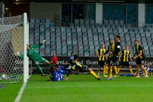 IFK Göteborgs Christian Kouakou tar en löpning och gör