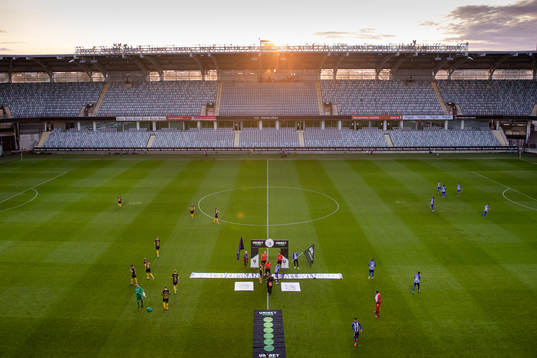 Lagen på väg ut på arenan innan avspark i