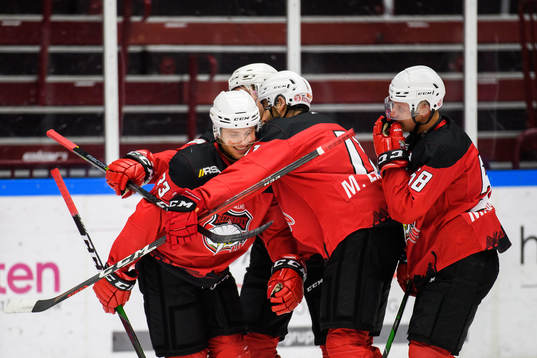 Malmö Redhawks Christoffer Forsberg jublar med lagkamrater