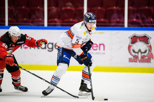 Malmö Redhawks Oskar Magnusson och Växjös Juuso Vainio