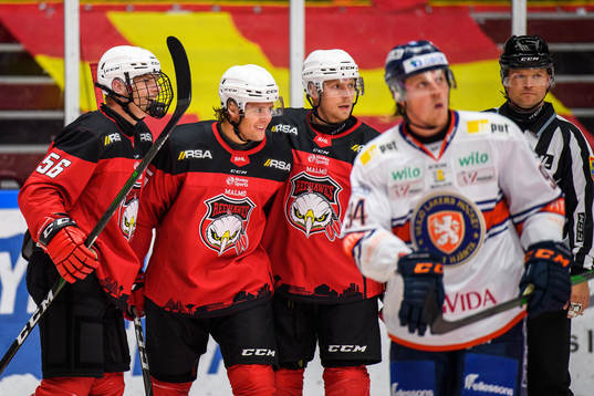 Malmö Redhawks Carl Persson jublar med lagkamrater