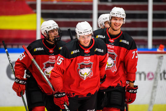 Malmö Redhawks Carl Persson jublar