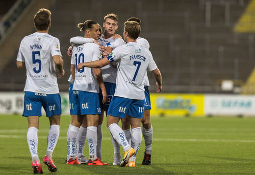 IFK Norrköpings Jonathan Levi jublar med lagkamrater