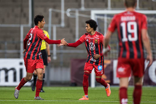 Östersunds Ahmed Awad och Jerell Sellars jublar