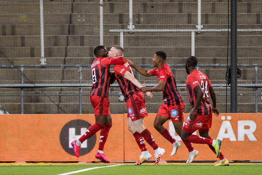 Östersunds Thomas Isherwood jublar med lagkamrater