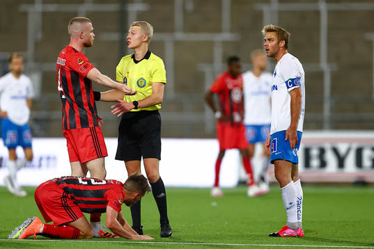 Domare Adam Ladebäck diskuterar med Östersunds Thomas
