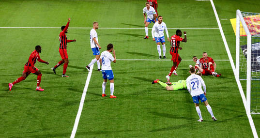 Jubel och depp vid mål 2-2 av Östersunds Thomas Isherwood