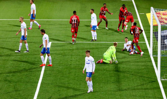 Jubel och depp vid mål 2-2 av Östersunds Thomas Isherwood