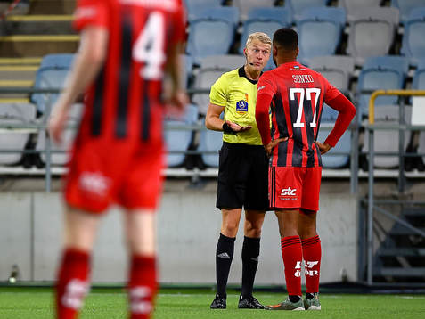 Domare Adam Ladebäck pratar med Östersunds Noah Sonko