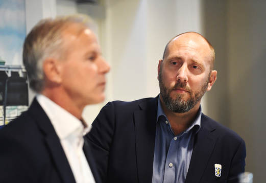 Klubbdirektör Max Markusson och nya tränaren Roland