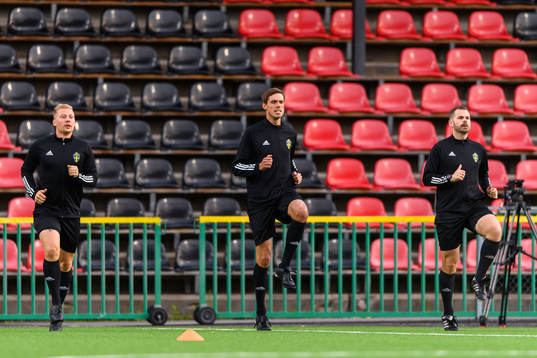 Domare Magnus Lindgren värmer upp