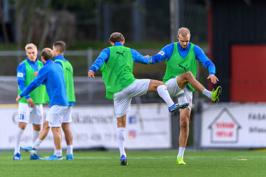 Akropolis Oscar Pehrsson värmer upp med lagkamrater