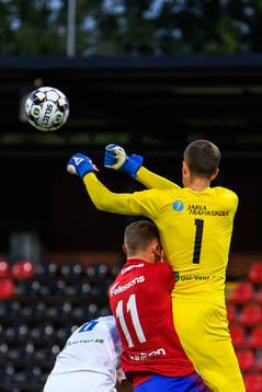 Östers Simon Alexandersson och Akropolis målvakt Samuel