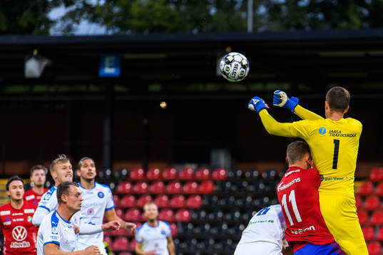Östers Simon Alexandersson och Akropolis målvakt Samuel