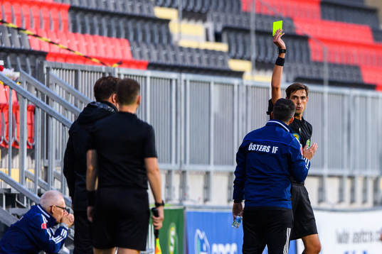 Östers tränare Dennis Velic tilldelas en varning av