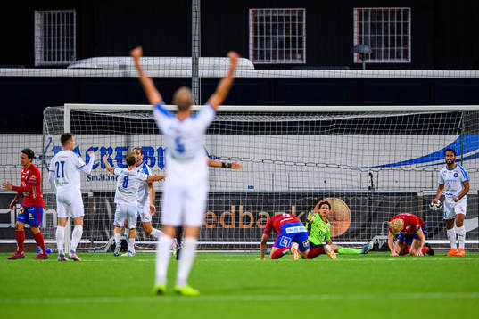 Östers målvakt Damir Mehic deppar medan Akropolis Nikola