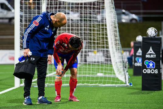 Östers Mattias Pavic har ont och tar sig för knät