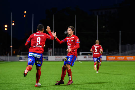Östers Marc Rochester Sörensen och Mattias Pavic jublar