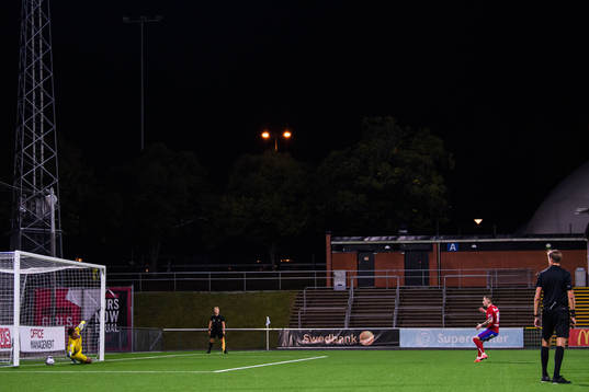 Östers Petar Petrovic gör 2-2 på straff bakom Akropolis