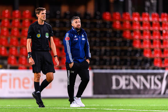 Domare Magnus Lindgren  och Östers tränare Dennis Velic