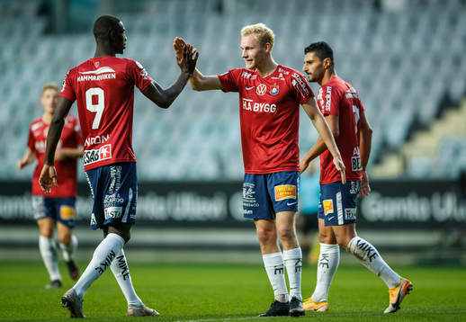 Örgrytes Adam Bergmark Wiberg jublar med lagkamrater