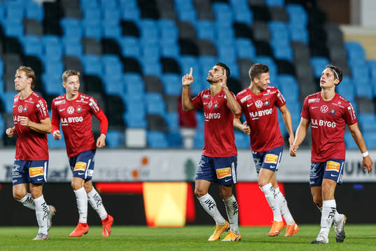 Örgrytes Ailton Jose Almeida jublar med lagkamrater
